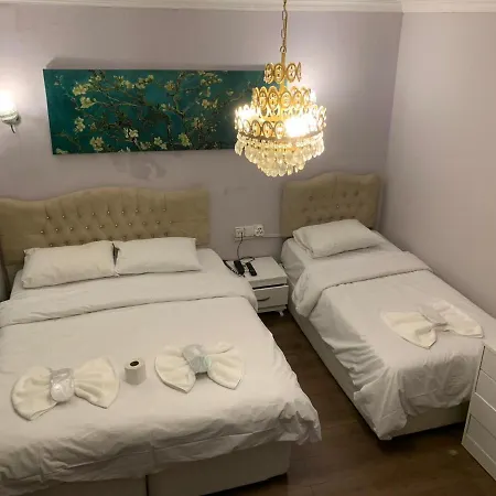 Royale Family Hotel *